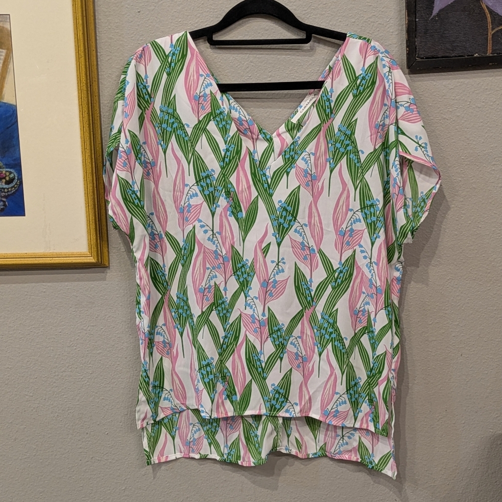 3/$15  Lily Of The Valley Cottage core V-Neck Top